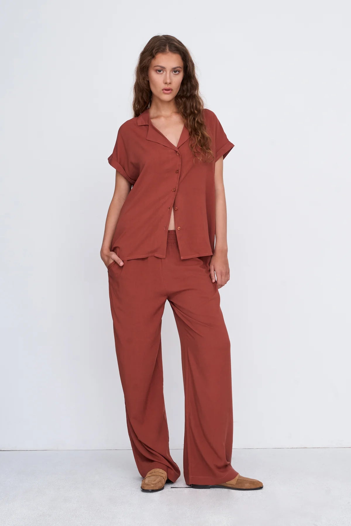 MINA V-NECK SS BLOUSE - RUST