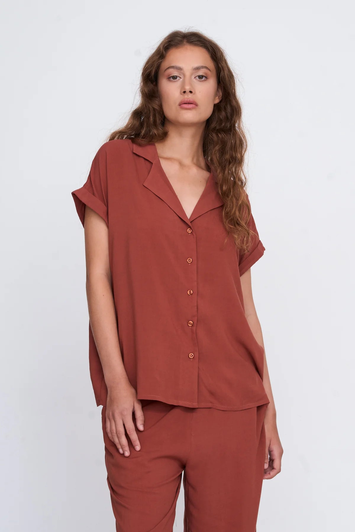 MINA V-NECK SS BLOUSE - RUST