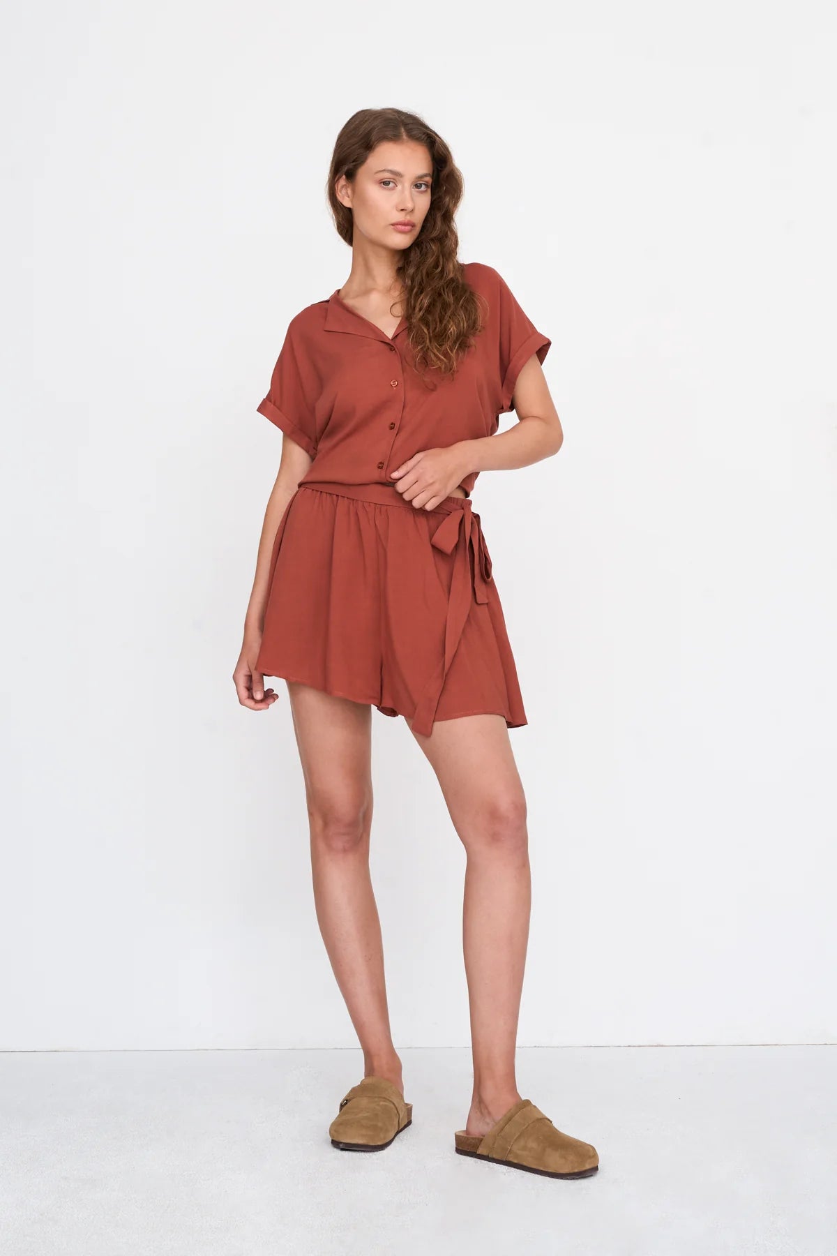 MINA BOW HW SHORTS - RUST