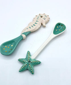 CORAL SEAHORSE AND STARFISH SPOON SET - WHITE