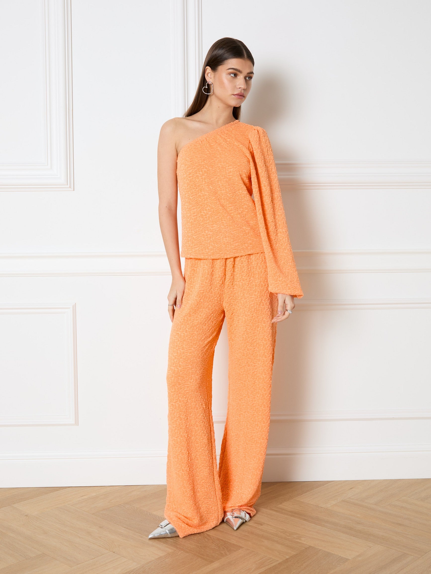 REFINED DEPARTMENT | CLEO KNITTED ONE SHOULDER TOP - ORANGE