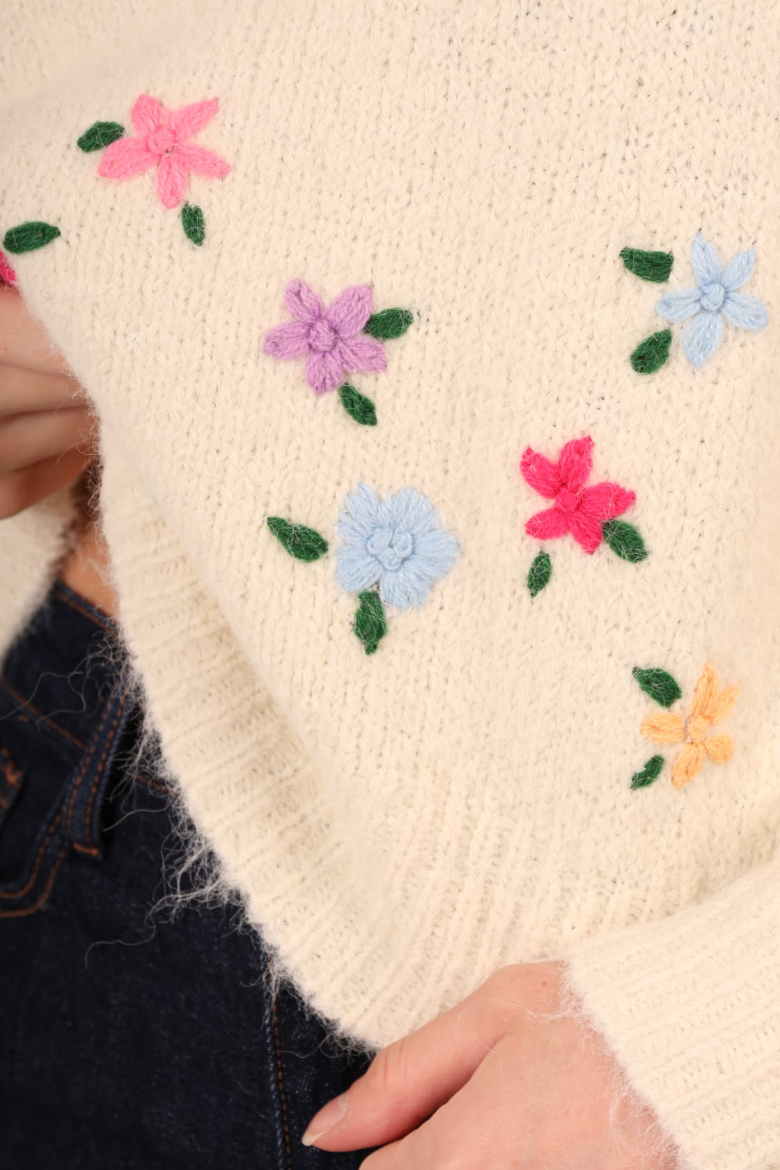 MYLES FLOWER EMBROIDERY KNIT - OFFWHITE