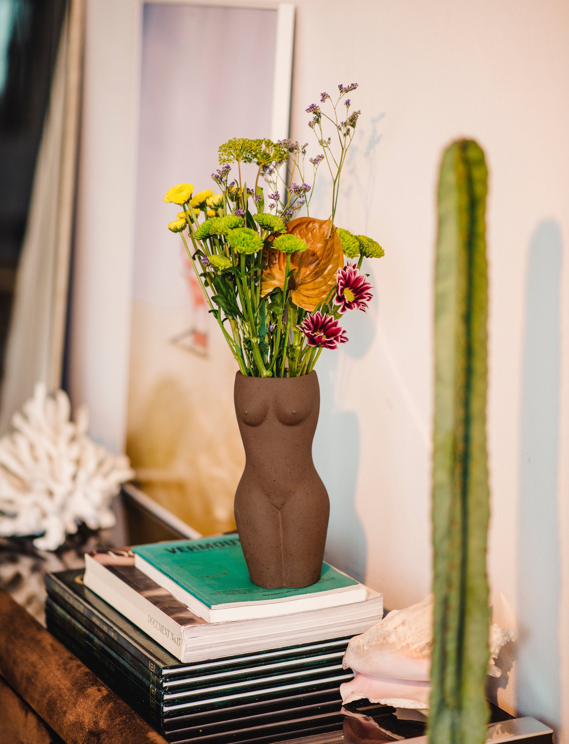 DOIY | BODY VASE MEDIUM - BROWN