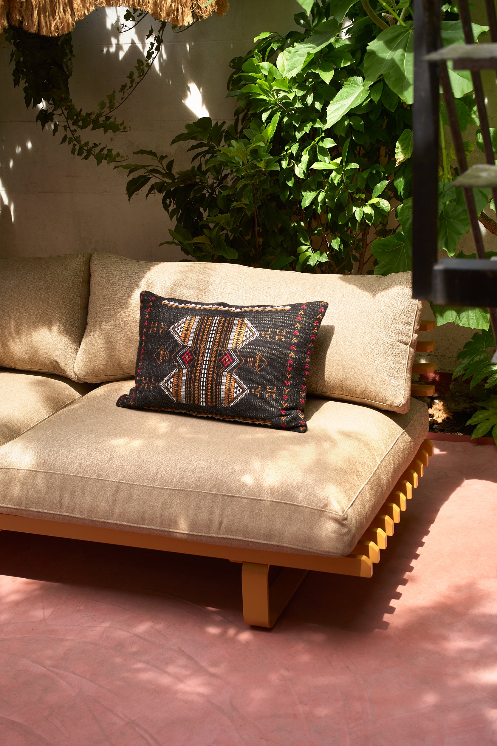 HKliving | ORIENTAL EMBROIDERED CUSHION 40x60cm - COURTYARD