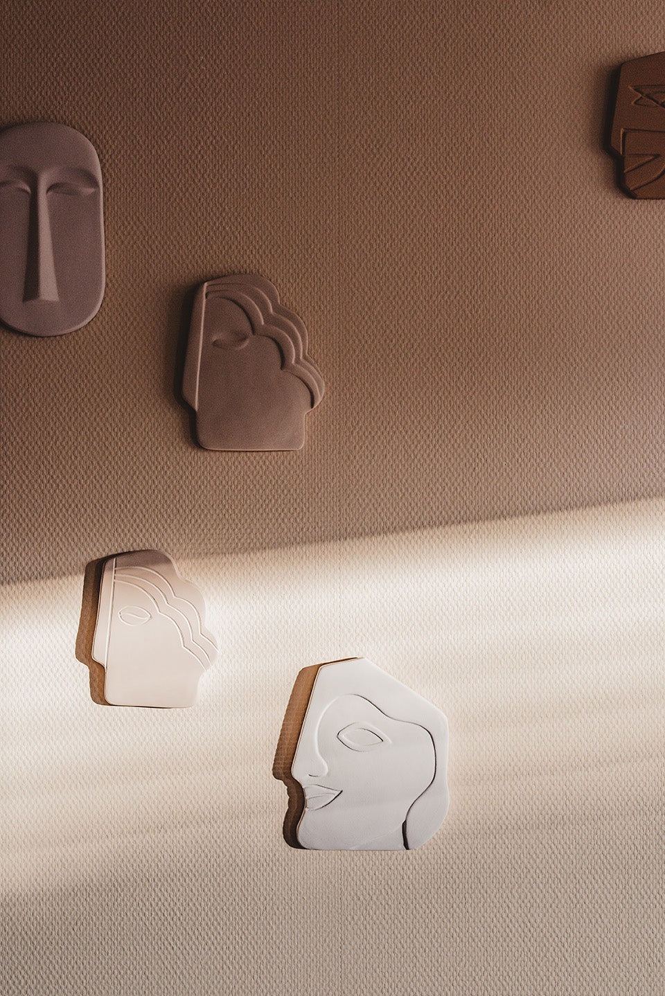 HKliving | FACE WALL ORNAMENT SMALL - SHINY TAUPE
